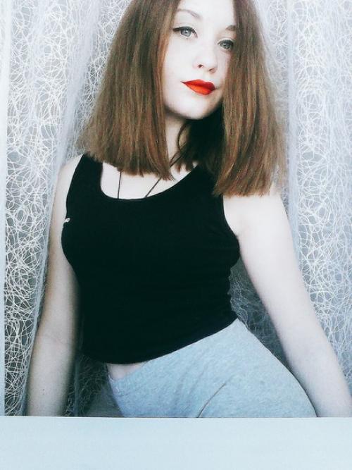 Поясни?  Модница подъехала 1. 02