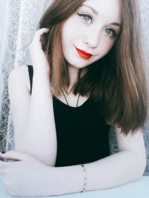 Поясни?  Модница подъехала 1. 01