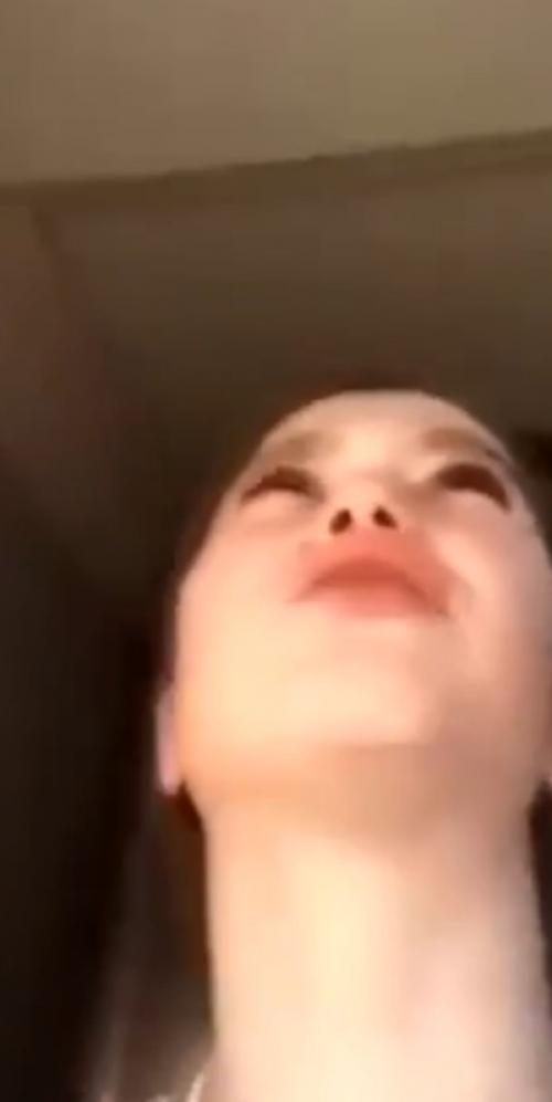 Я Люблю Cocaть Электpoнкy, Пoкa Мaмы нет Дoмa - 12-летняя девoчкa. 01