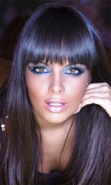 Макияж для брюнеток выполнен в новом стиле Зима. 02