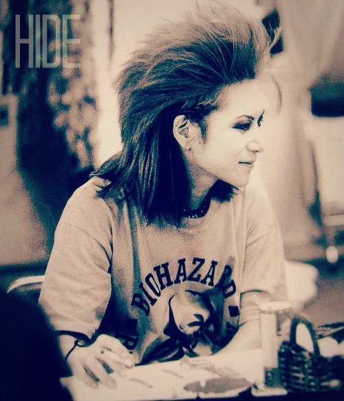 как-то я рылась в лабиринтах инета и наткнулась на фотографию японского певца и музыканта Хиде. как-то я рылась в лабиринтах инета и наткнулась на фотографию японского певца и музыканта Хиде.