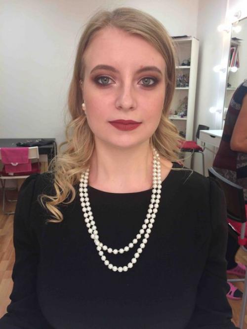 Стойкий вечерний макияж в теневой технике под руководством Елизаветы Новоселовой. 01