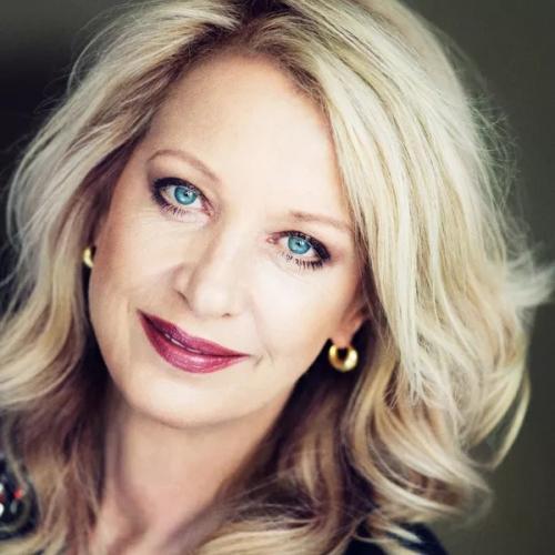 Несколько визажистов, которые получили мировую известность и признание своего мастерства: 02