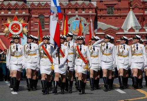 Женский батальон впервые по красной площади прошел. 01
