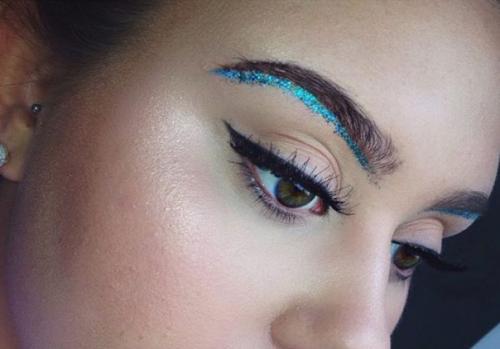 Цветные тени и блестки под бровями: новый горячий тренд в макияже! 01 Цветные тени и блестки под бровями: новый горячий тренд в макияже! 01