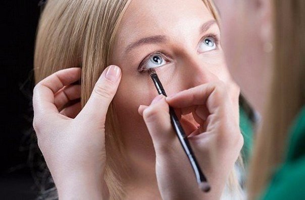 Подводка для глаз: как правильно ее наносить, чтобы не навредить глазам.