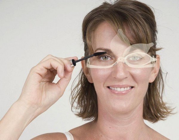 Придуманы очки, которые помогут женщинам со слабым зрением наносить себе макияж. 02