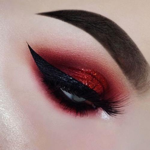 Блестки в сочетании с красным макияжем выглядят сногсшибательно. 02