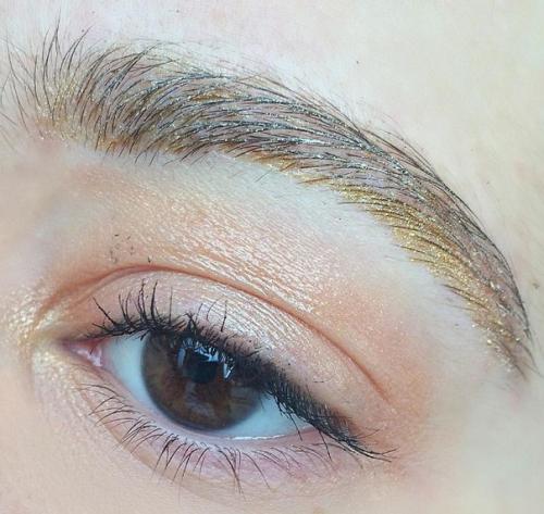 Цветные тени и блестки под бровями: новый горячий тренд в макияже! 07 Цветные тени и блестки под бровями: новый горячий тренд в макияже! 07