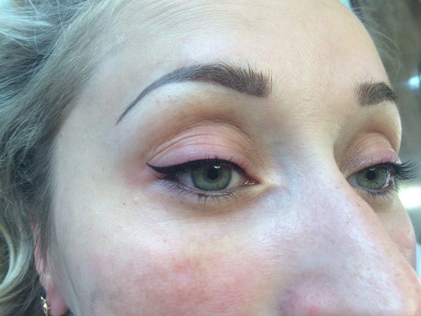 Глаза.  Область глаз - единственное место, где при нанесении контурного макияжа используется черный цвет. 01