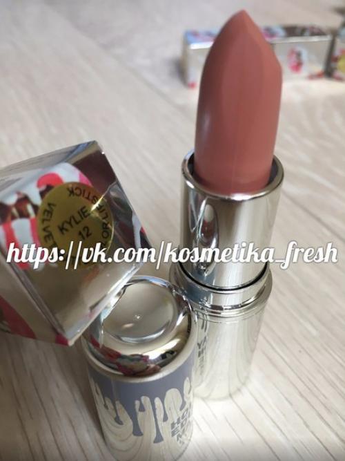 Дневной макияж. 1. нанесите белый оттенок на все веко. 04