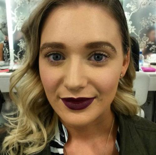 Цветные тени и блестки под бровями: новый горячий тренд в макияже! 02 Цветные тени и блестки под бровями: новый горячий тренд в макияже! 02