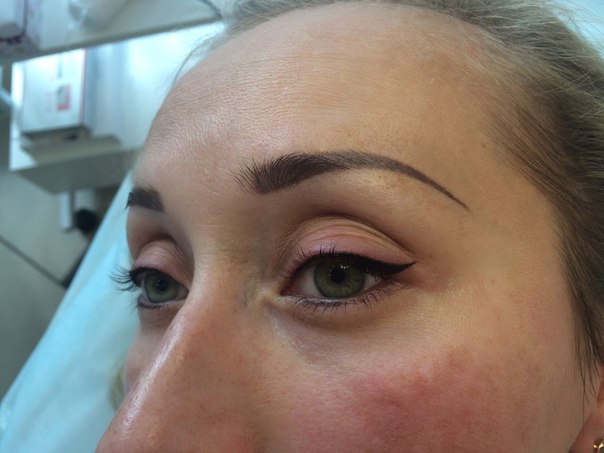 Глаза.  Область глаз - единственное место, где при нанесении контурного макияжа используется черный цвет. 02