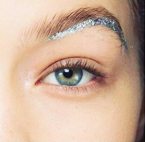 Цветные тени и блестки под бровями: новый горячий тренд в макияже! 03 Цветные тени и блестки под бровями: новый горячий тренд в макияже! 03