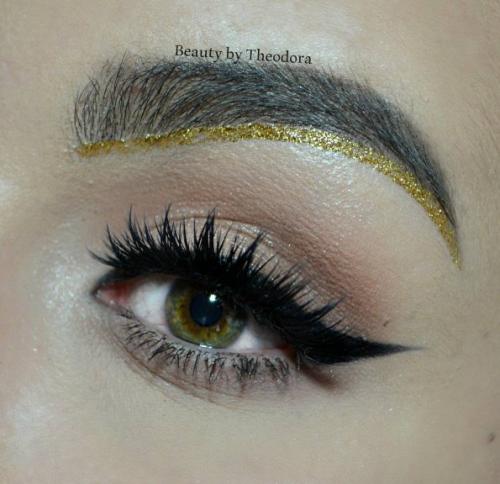 Цветные тени и блестки под бровями: новый горячий тренд в макияже! 04 Цветные тени и блестки под бровями: новый горячий тренд в макияже! 04