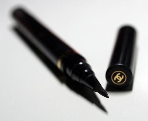 Дневной макияж. 1. нанесите белый оттенок на все веко. 03