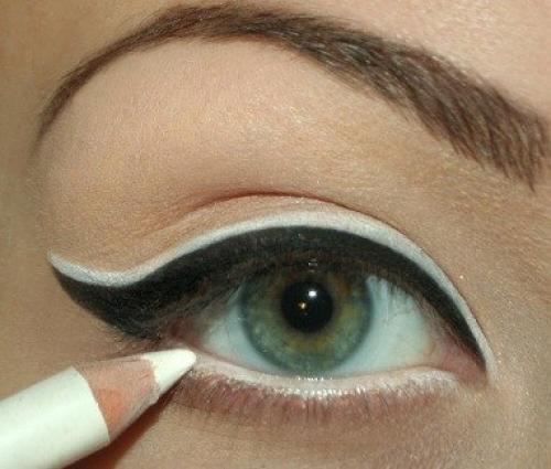 В наличии?  Белый карандаш в макияже. 01