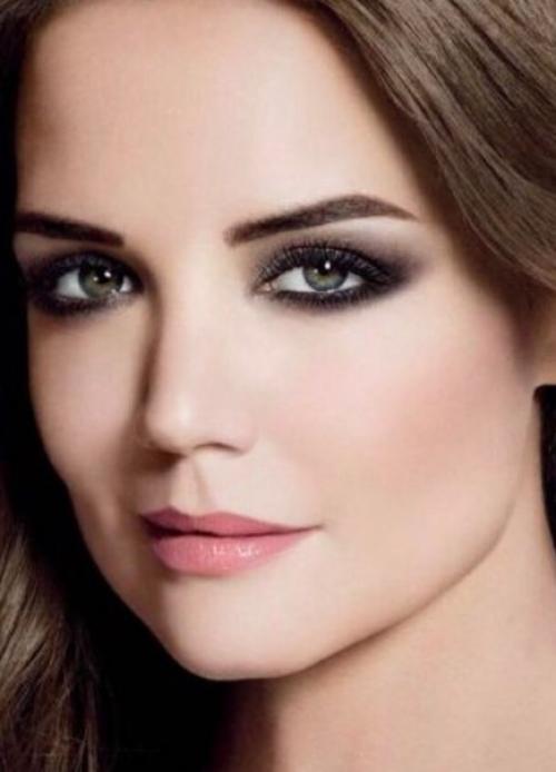 В предверии выпускных вечеров, мы хотим поделиться с вами статьёй о модных тенденциях в макияже 2017. 02