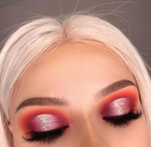 Блестки в сочетании с красным макияжем выглядят сногсшибательно. 01