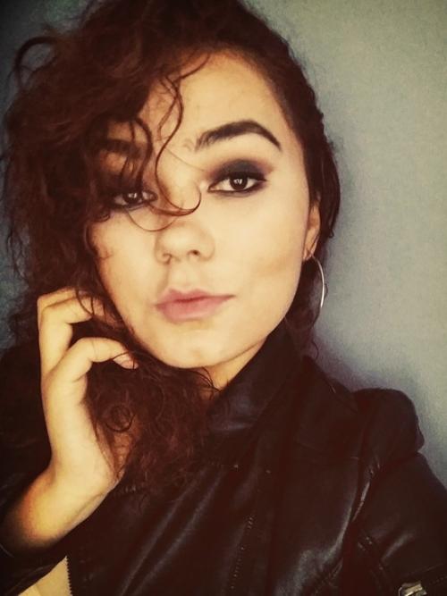 Всем привет!  Не могу определиться как лучше, 1 с моими натуральными кудрями с более светлым тоном или. 02