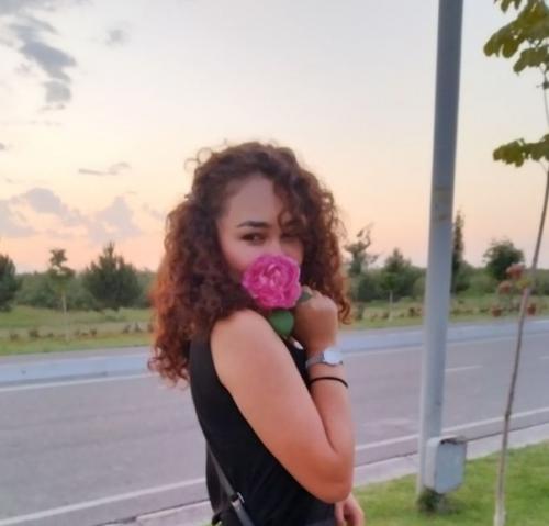 Всем привет!  Не могу определиться как лучше, 1 с моими натуральными кудрями с более светлым тоном или. 01