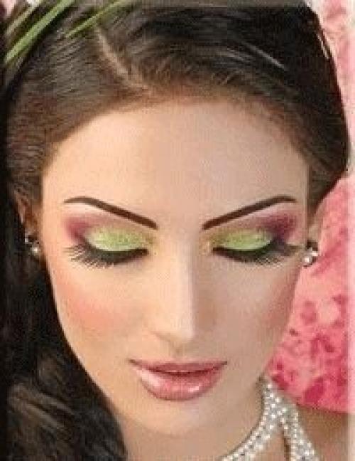 Арабский или восточный макияж больше всего подходит обладательницам карих и зеленых глаз, а также шатенкам и брюнеткам, однако блондинки тоже могут. 01