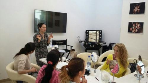 Милые девушки!   Приглашаю вас сделать себе приятный и очень полезный подарок, пройти обучение Сам Себе Визажист в студии красоты Artistry. 02