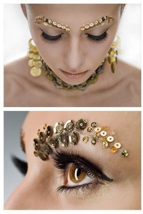 Арабский или восточный макияж больше всего подходит обладательницам карих и зеленых глаз, а также шатенкам и брюнеткам, однако блондинки тоже могут. 05