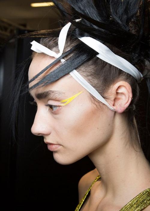 Серая помада, широкие стрелки с глиттером и алые тени на глазах. 01 Серая помада, широкие стрелки с глиттером и алые тени на глазах. 01