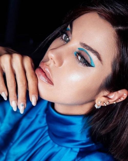 Необыкновенные стрелки в новогоднем макияже. 04