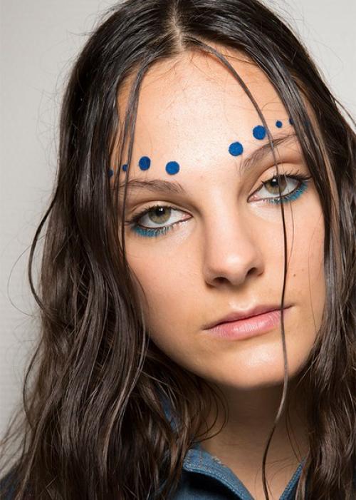 Серая помада, широкие стрелки с глиттером и алые тени на глазах. 02 Серая помада, широкие стрелки с глиттером и алые тени на глазах. 02