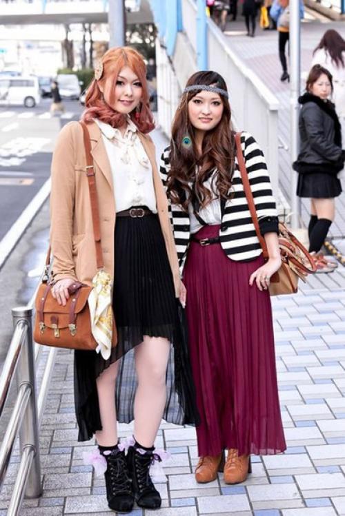 Готика.  Девушки и парни, одевающиеся в готическом стиле, очень мрачные. 01