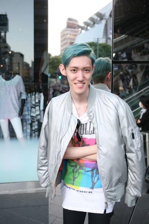 Готика.  Девушки и парни, одевающиеся в готическом стиле, очень мрачные. 04