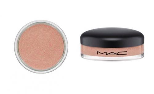 На заметку?   Модный тренд в макияже глаз с эффектом Влажных век легко повторить в жизни, используя несколько специальных продуктов. 02