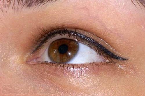 Перманентный макияж (татуаж), контурное подчёркивание формы губ с полным заполнением красящего пигмента в поверхностный слой кожи растушёвкой. 01