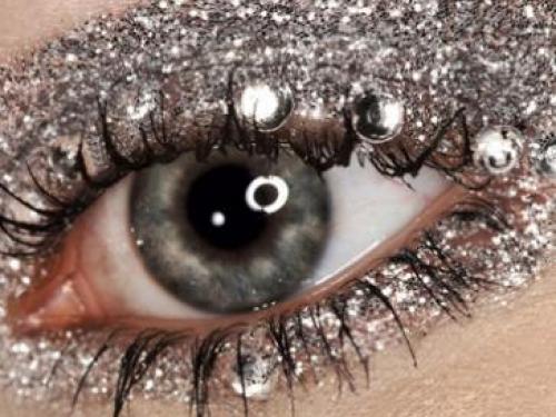 Блестящие тени.  По своей структуре тени также могут быть блестящими, с содержанием определенного количества перламутровых частиц. 04