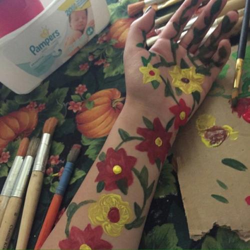 ІІ? 10. Вещей, которые должны лежать в сумке каждой девушки? 01