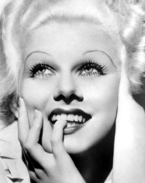 На протяжении веков, понятия об изменении формы бровей кардинально менялись. 01