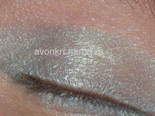Блестящие тени.  По своей структуре тени также могут быть блестящими, с содержанием определенного количества перламутровых частиц. 01