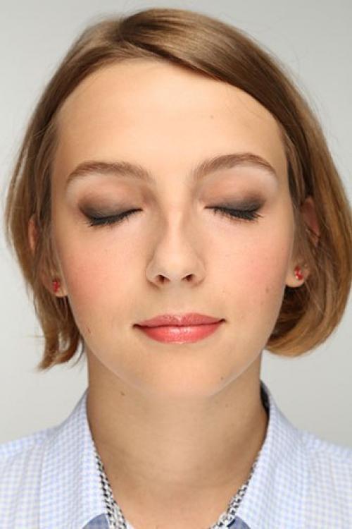 Многие девушки носят очки, поэтому эффектному макияжу глаз нужно уделить время. 02