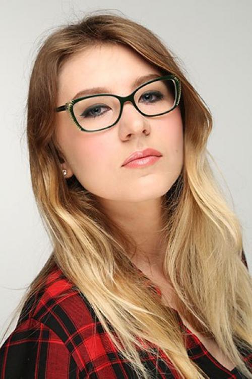 Многие девушки носят очки, поэтому эффектному макияжу глаз нужно уделить время. 03