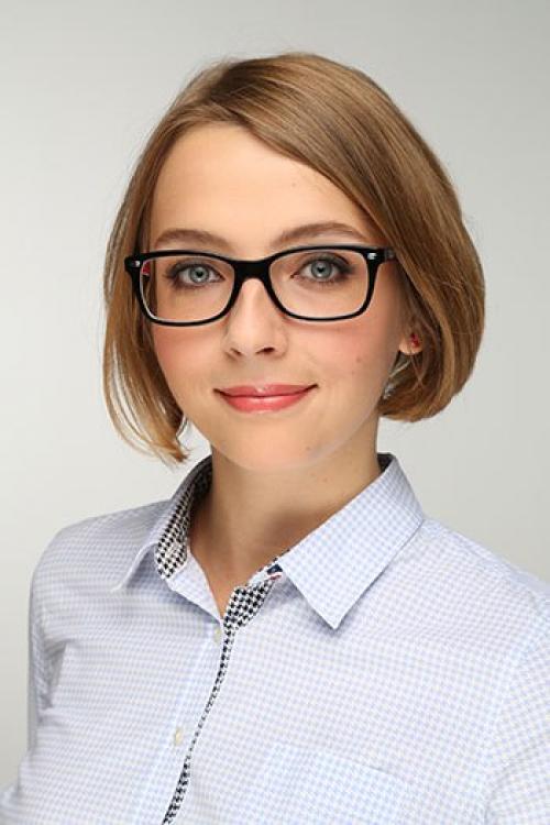 Многие девушки носят очки, поэтому эффектному макияжу глаз нужно уделить время. 05