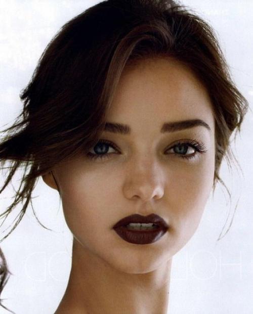 90-х ворвался в нашу жизнь в прошлом году, и в этом сезоне по прежнему остается одним из самых горячих трендов в макияже 2015. 01