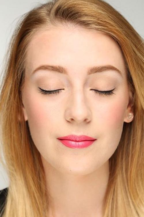 Многие девушки носят очки, поэтому эффектному макияжу глаз нужно уделить время. 01