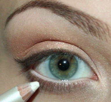 Если вы хотите зрительно увеличить глаза, тогда придётся убрать все темные оттенки теней, так как они делают глаза глубже посаженными, в то время как светлые оттенки создают обратный эффект, увеличивающий глаза и “раскрывающий” их. 06