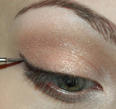 Если вы хотите зрительно увеличить глаза, тогда придётся убрать все темные оттенки теней, так как они делают глаза глубже посаженными, в то время как светлые оттенки создают обратный эффект, увеличивающий глаза и “раскрывающий” их. 05