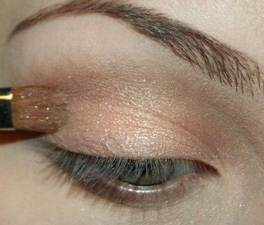 Если вы хотите зрительно увеличить глаза, тогда придётся убрать все темные оттенки теней, так как они делают глаза глубже посаженными, в то время как светлые оттенки создают обратный эффект, увеличивающий глаза и “раскрывающий” их. 03