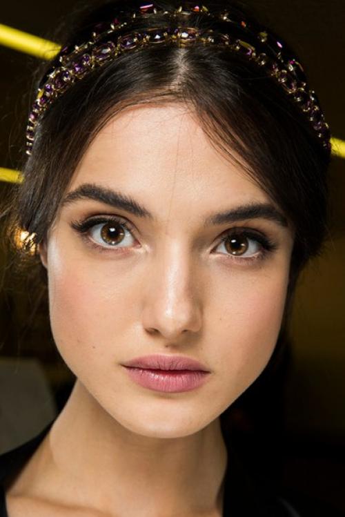 Подводка глаз. Угольно - черные выразительные стрелки на веках понравятся девушкам, которые любят подчеркивать свои глаза. 04 Подводка глаз. Угольно - черные выразительные стрелки на веках понравятся девушкам, которые любят подчеркивать свои глаза. 04