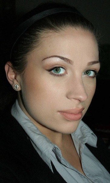 Если вы хотите зрительно увеличить глаза, тогда придётся убрать все темные оттенки теней, так как они делают глаза глубже посаженными, в то время как светлые оттенки создают обратный эффект, увеличивающий глаза и “раскрывающий” их. 07