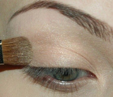 Если вы хотите зрительно увеличить глаза, тогда придётся убрать все темные оттенки теней, так как они делают глаза глубже посаженными, в то время как светлые оттенки создают обратный эффект, увеличивающий глаза и “раскрывающий” их. 01